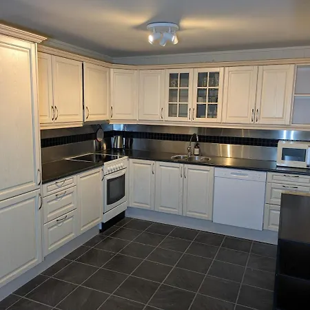 Arctic Nest - 3 Bedroom - Spacious, Cozy, *