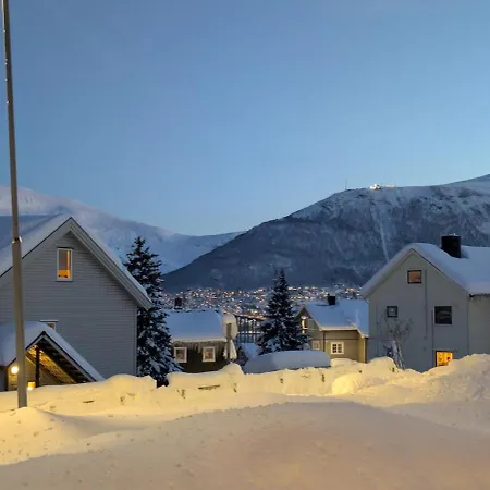 Arctic Nest - 3 Bedroom - Spacious, Cozy, *